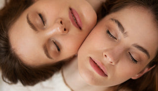 Mujeres con la piel limpia después de haber usado un bálsamo desmaquillante