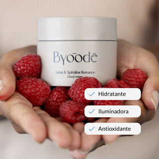 Crema hidratante facial tipo ligera de Byoode con ácido hialurónico y antioxidantes. Textura mousse o textura cloud. Lleva espirulina también y raiz de loto. Hidratante, iluminadora y anioxidante.