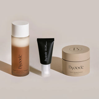 Pack con esencia facial iluminadora, sérum antiedad y antiarrugas con retinal y crema ligera con antioxidantes y ácido hialurónico.