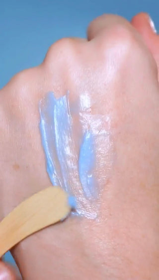 Usuaria probando cosméticos Byoode
