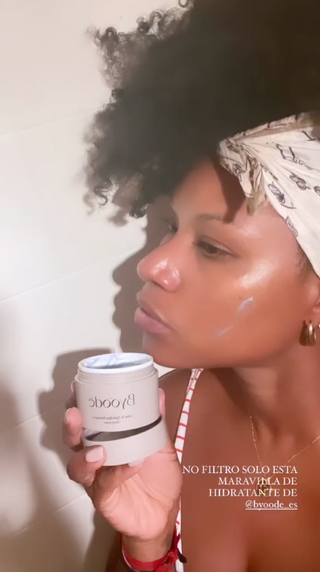 Usuaria probando cosméticos Byoode