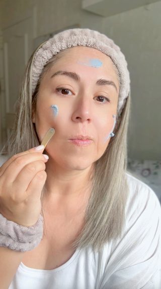 Usuaria probando cosméticos Byoode