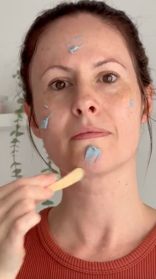 Usuaria probando cosméticos Byoode