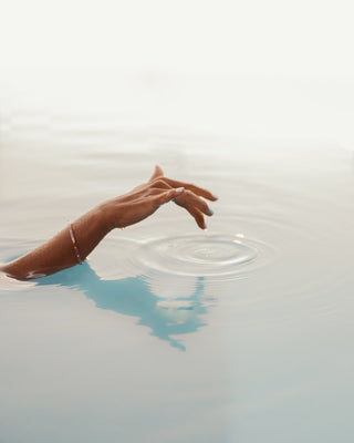 Agua tibia para limpiar el rostro