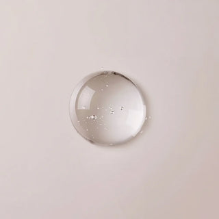 Sérum con ácdio hialurónico de varios pesos moleculares para hidratar y rellenar la piel. Además la protege, calma y equilibra con okra y CICA o centella asiática. Hidrata, rellena y redensifica. Tiene una textura ligera y acuosa.