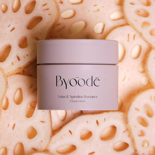 La crema hidratante de Byoode Lotus & Spirulina Romance tiene un tacto acuoso