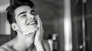 hombre lavándose la cara con espuma