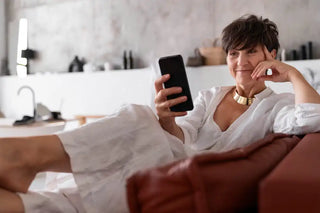 Mujer buscando noticias en el teléfono móvil