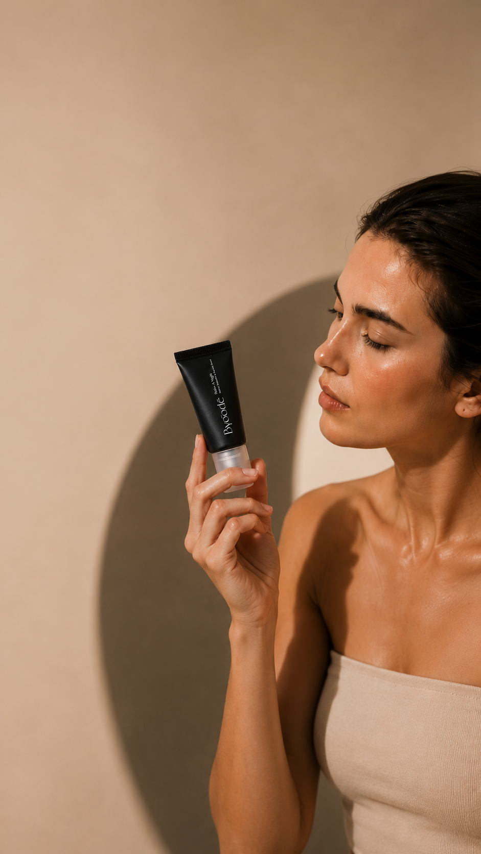 Mujer con el sérum de retinal de Byoode en la mano, con luz natural
