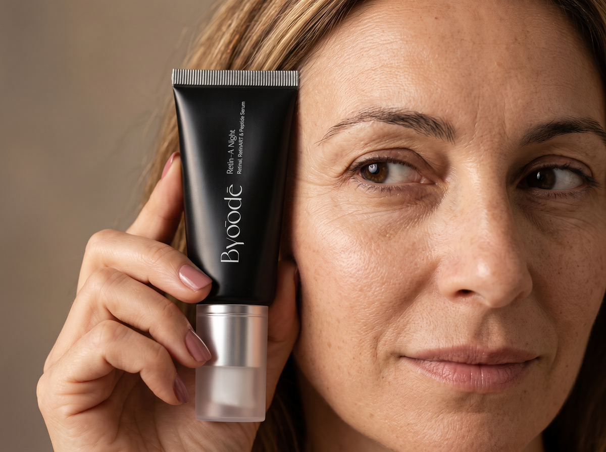 Mujer con el sérum de retinal de Byoode en la mano, con luz natural