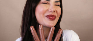Chia Lip Therapy es un tratamiento innovador para labios que hidrata y regenera en profundidad gracias a su fórmula con manteca de karité, aceites vegetales (jojoba, rosa mosqueta y chía), ácido hialurónico, péptidos y ceramidas. Protege la barrera cutánea y previene la sequedad, incluso en condiciones extremas.