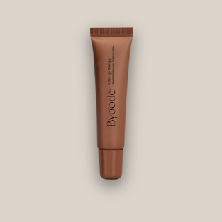Bálsamo de labios con efecto hidratante, antiedad y color adaptable.