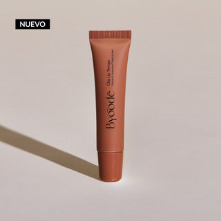 Chia Lip Therapy es un tratamiento innovador para labios que hidrata y regenera en profundidad gracias a su fórmula con manteca de karité, aceites vegetales (jojoba, rosa mosqueta y chía), ácido hialurónico, péptidos y ceramidas. Protege la barrera cutánea y previene la sequedad, incluso en condiciones extremas.