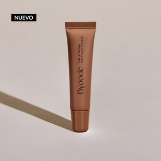 Chia Lip Therapy es un tratamiento innovador para labios que hidrata y regenera en profundidad gracias a su fórmula con manteca de karité, aceites vegetales (jojoba, rosa mosqueta y chía), ácido hialurónico, péptidos y ceramidas. Protege la barrera cutánea y previene la sequedad, incluso en condiciones extremas.
