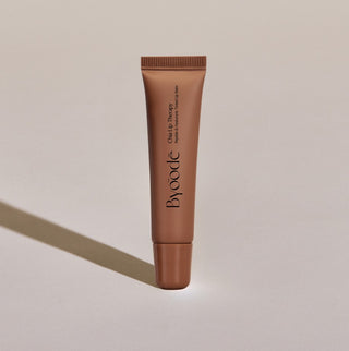 Chia Lip Therapy es un tratamiento innovador para labios que hidrata y regenera en profundidad gracias a su fórmula con manteca de karité, aceites vegetales (jojoba, rosa mosqueta y chía), ácido hialurónico, péptidos y ceramidas. Protege la barrera cutánea y previene la sequedad, incluso en condiciones extremas.