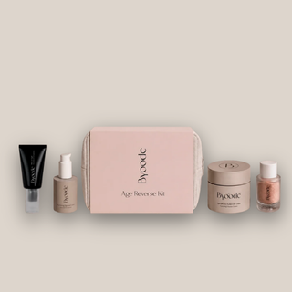 Kit de Byoode con neceser, sérum de retinal, sérum de vitamina C, crema hidratante y limpiador en polvo a espuma.