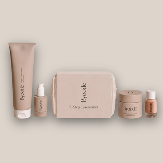 Kit de Byoode con los básicos para una piel perfecta. Con limpiador en polvo, sérum de vitamina C, crema hidratante y limpiador en polvo exfoliante.