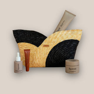 Pack con bolso de Byoode, con limpiador, sérum antioxidante, crema hidratante y bálsamo labial.