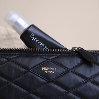Bolso New York Monpiel con sérum de ácido hialurónico, sérum de retinal y crema hidratante mousse. Hyaluronic & Okra Allegory, Retin-A Night y Lotus & Spirulina Romance.