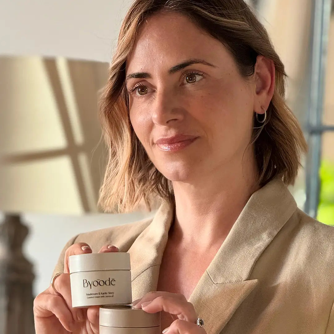 Raquel González, formuladora de Byoode, con una crema en las manos
