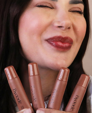 Chia Lip Therapy es un tratamiento innovador para labios que hidrata y regenera en profundidad gracias a su fórmula con manteca de karité, aceites vegetales (jojoba, rosa mosqueta y chía), ácido hialurónico, péptidos y ceramidas. Protege la barrera cutánea y previene la sequedad, incluso en condiciones extremas.