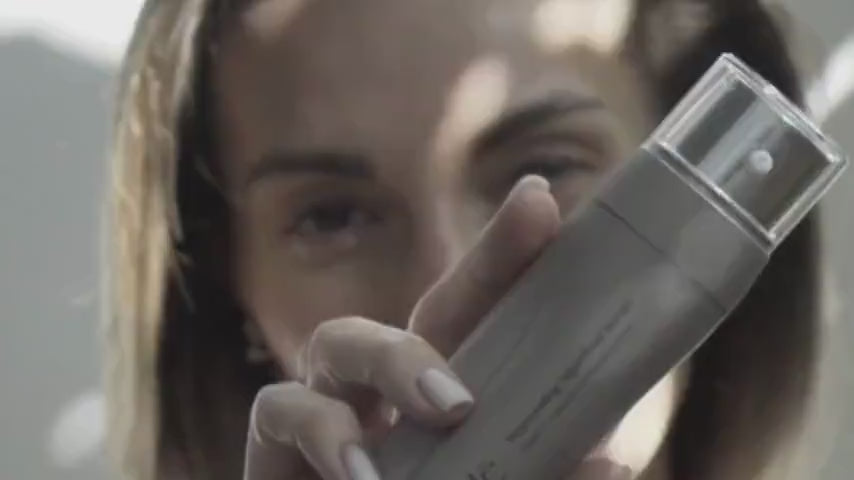 Rejuvenating Triple Serum de Byoode con modelo.